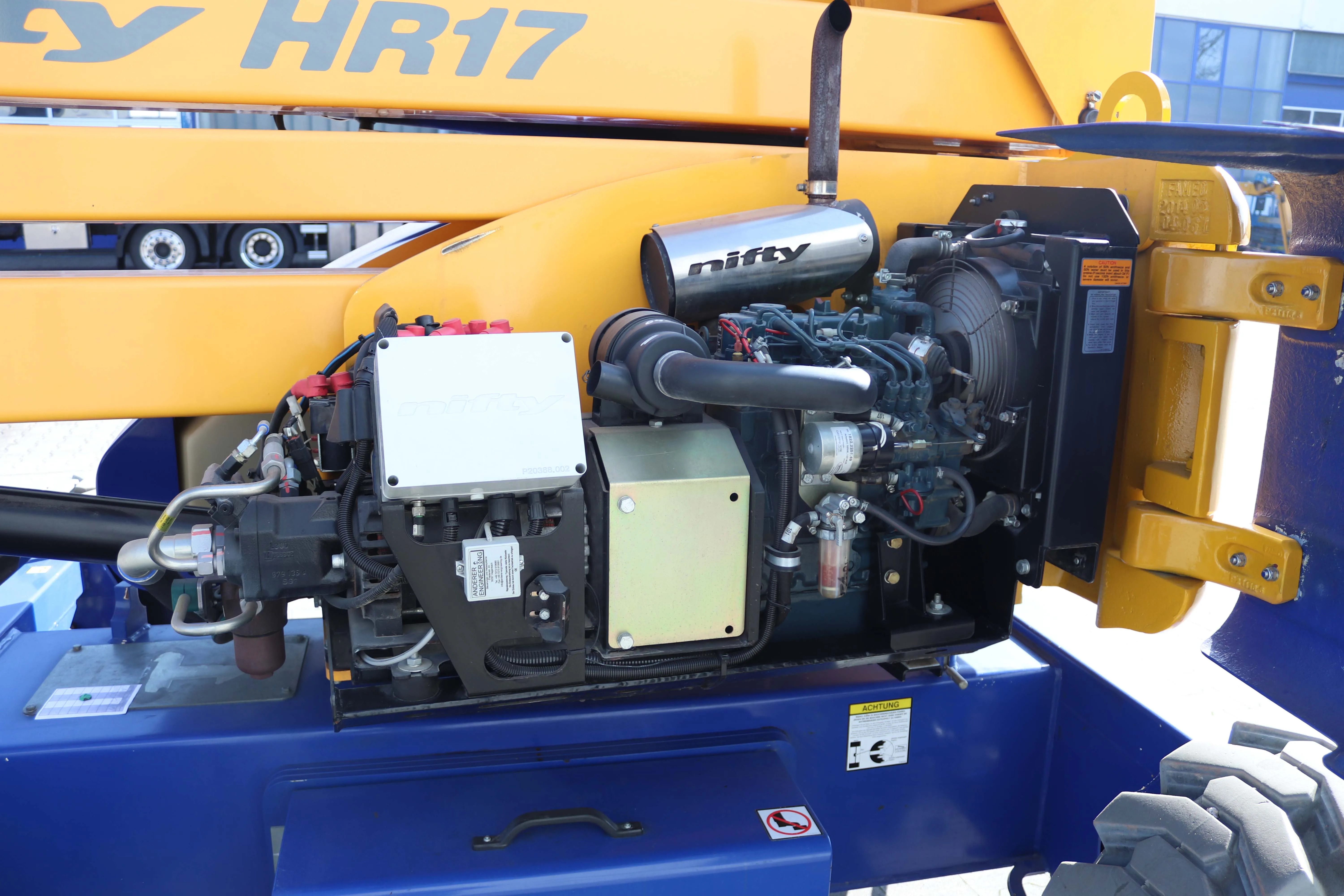 Nifty Hybrid-Gelenkbühne HR17 4x4