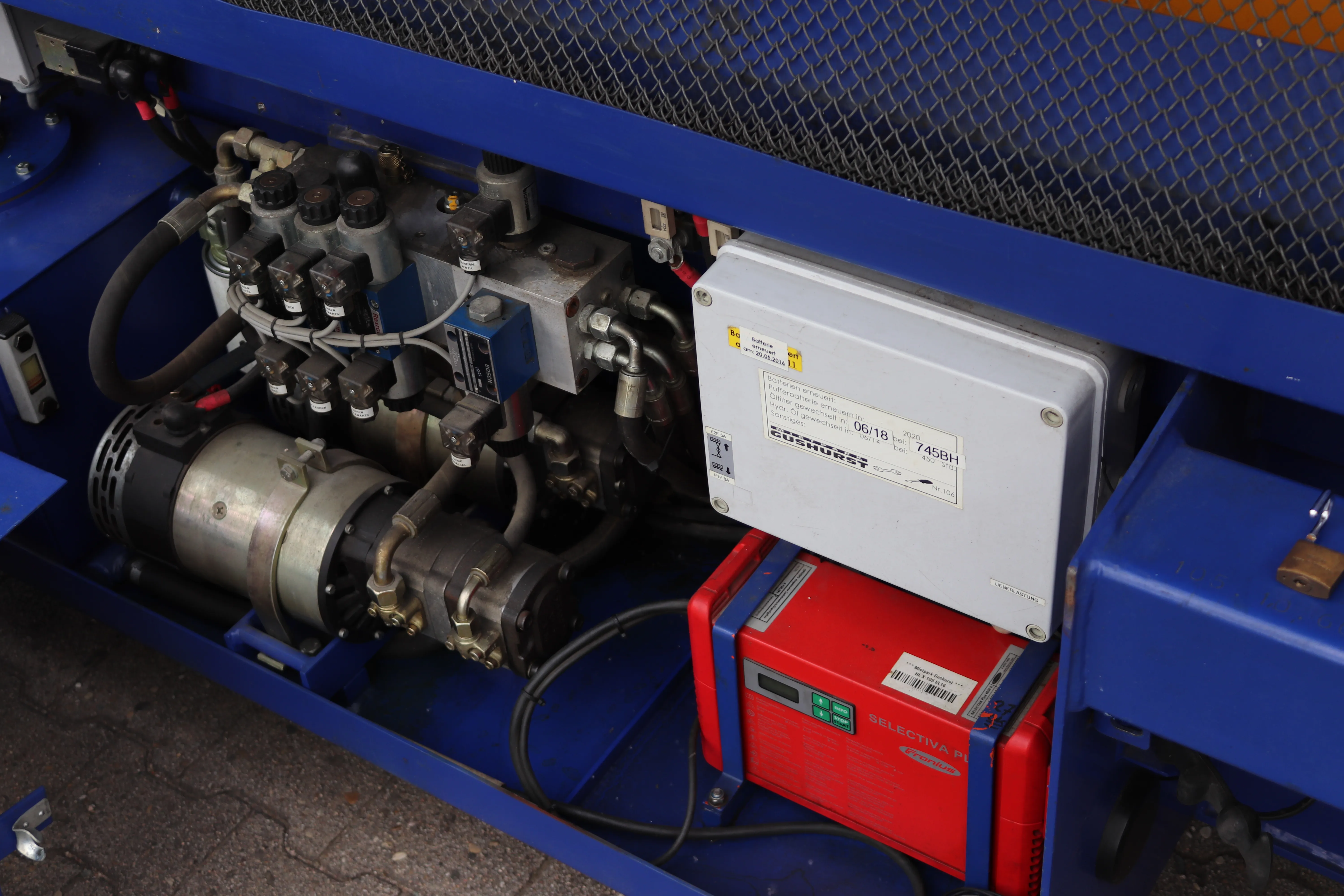 Holland Lift Elektro-Scherenbühne X-105 El 16 (Int.Nr. 105)