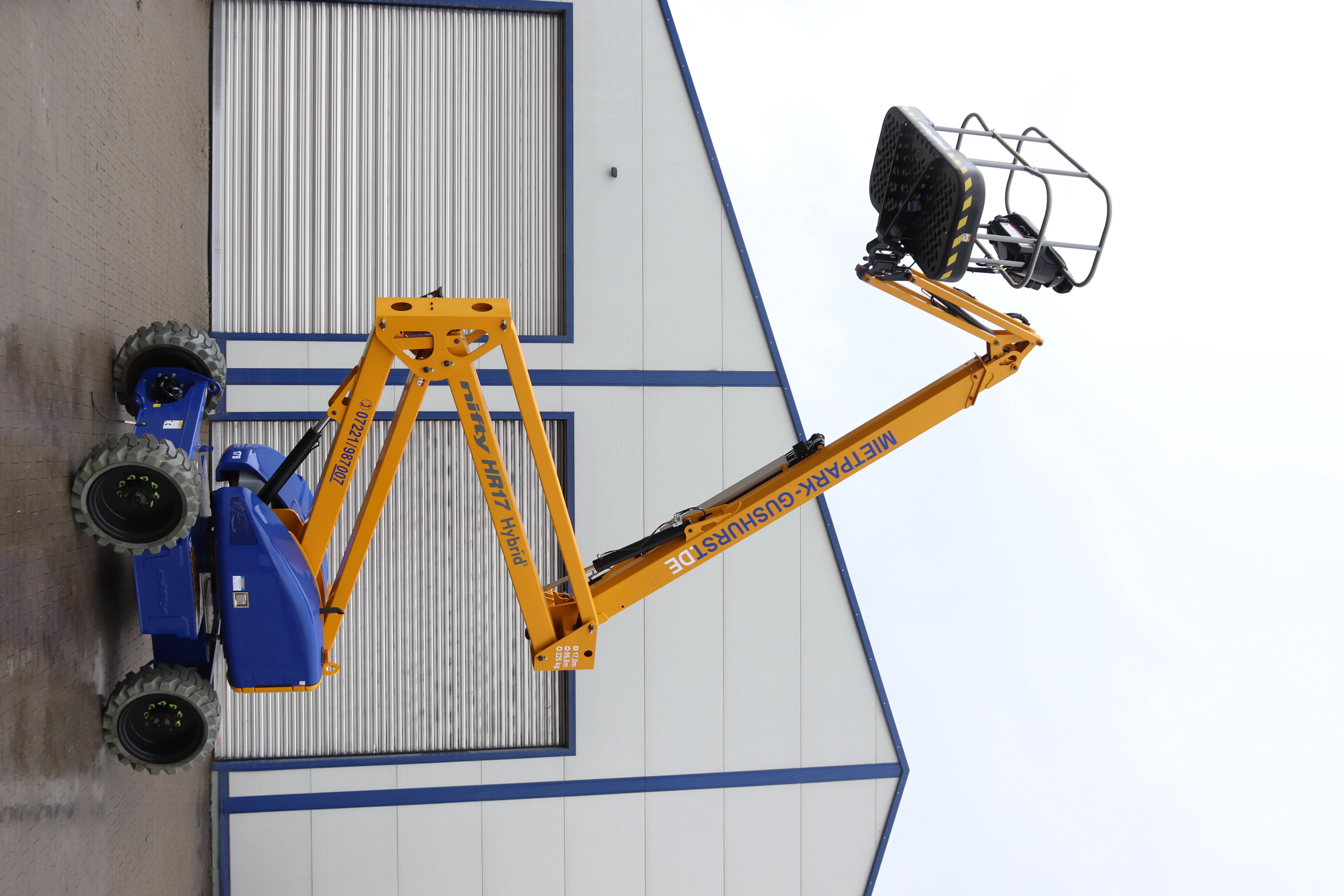 Nifty Hybrid-Gelenkbühne HR17 4x4