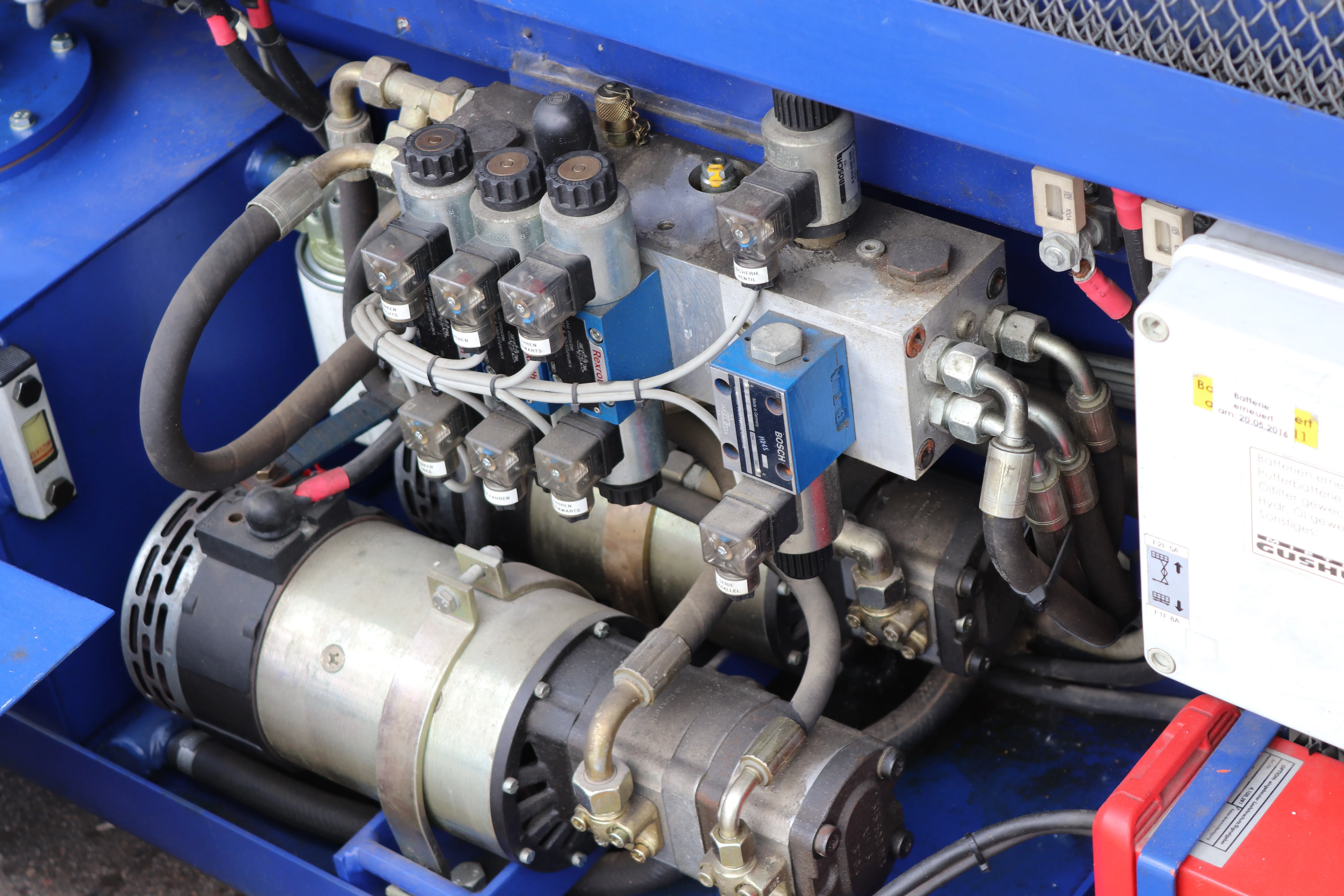 Holland Lift Elektro-Scherenbühne X-105 El 16 (Int.Nr. 105)