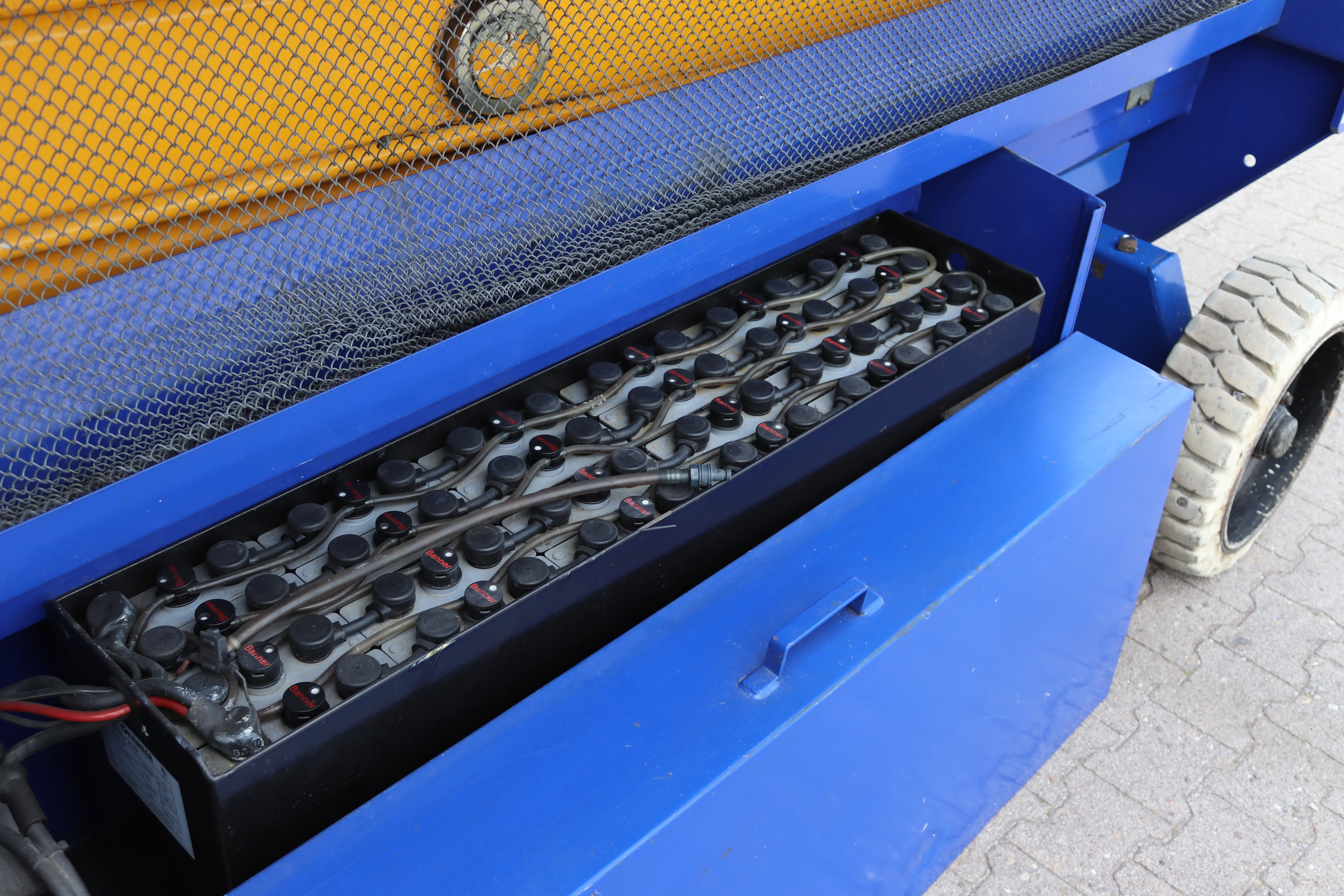 Holland Lift Elektro-Scherenbühne X-105 El 16 (Int.Nr. 105)