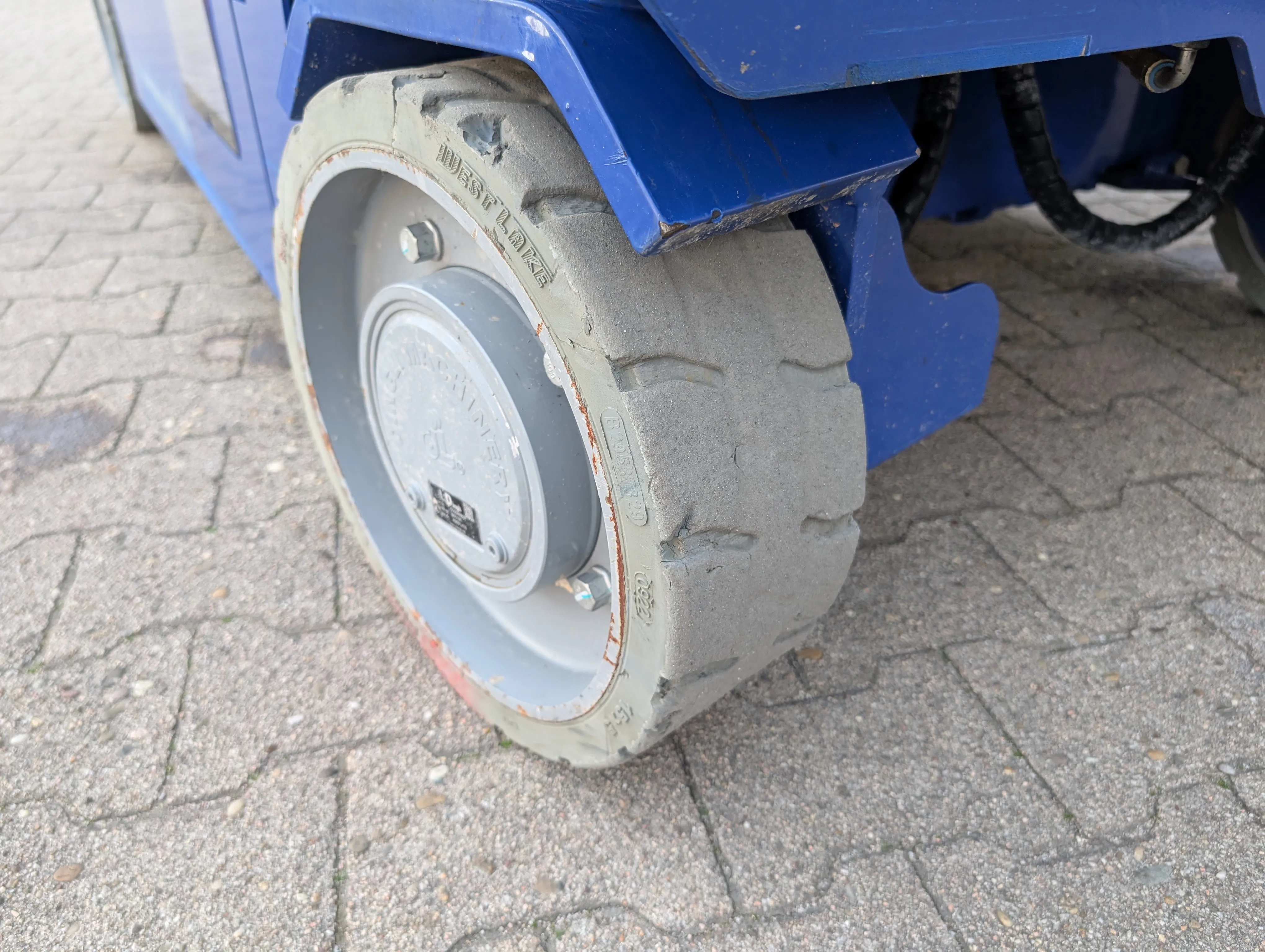 Magni Elektro-Scherenbühne ES0812AC (Int. Nr. 383)