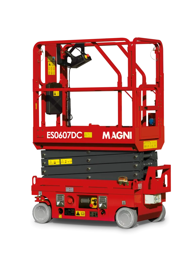 Kompakte Magni ES0607DC Scherenbühne mit Elektroantrieb, hochfeste Reifen und ausziehbarer Plattform